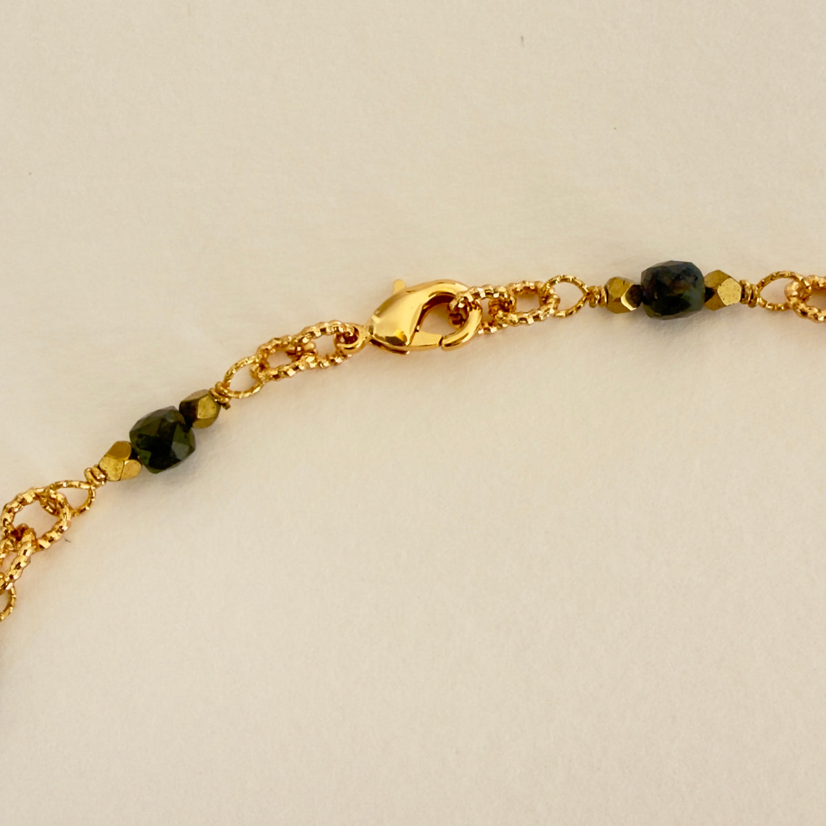 Collier chaîne iolite, perles 4 mm, plaqué or 43 cm — RÉALISE Paris