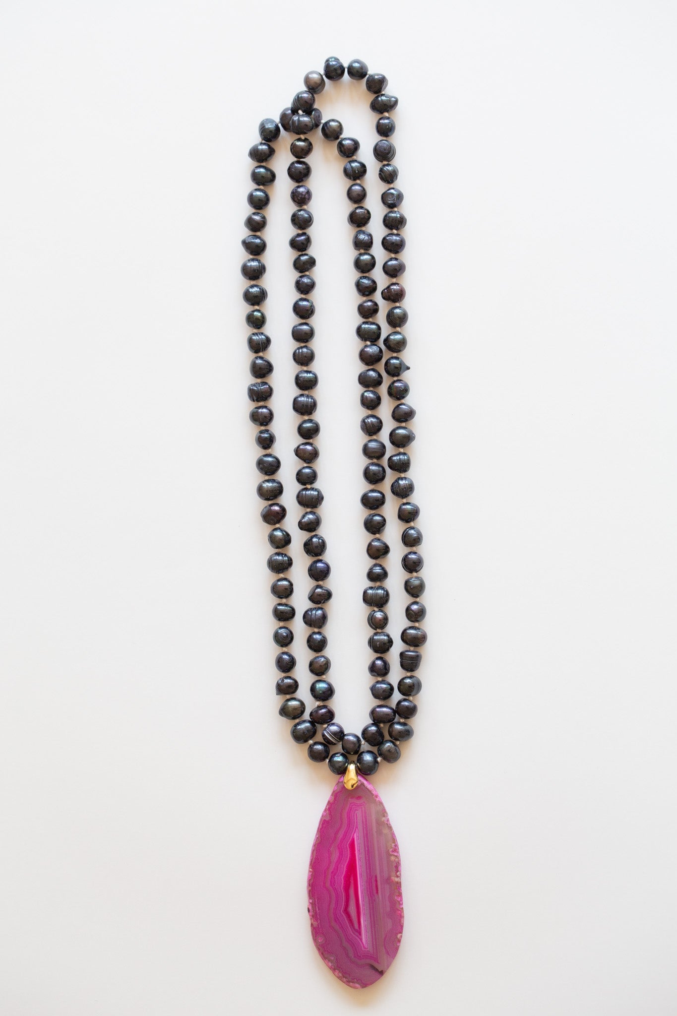 Sautoir double tour de Perle d'eau douce gris irisé et Pierre d'Agate rose