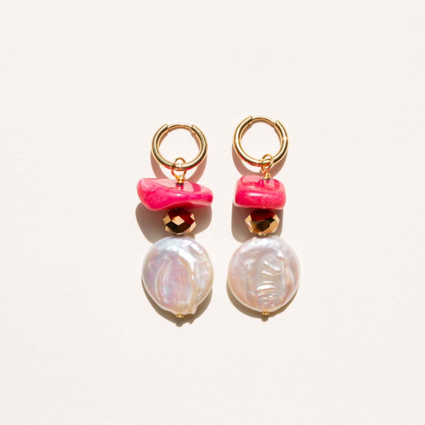 Boucles d'oreilles Perle d'eau douce ronde irrégulière, Perle de cristal de bohème et Pierre rose