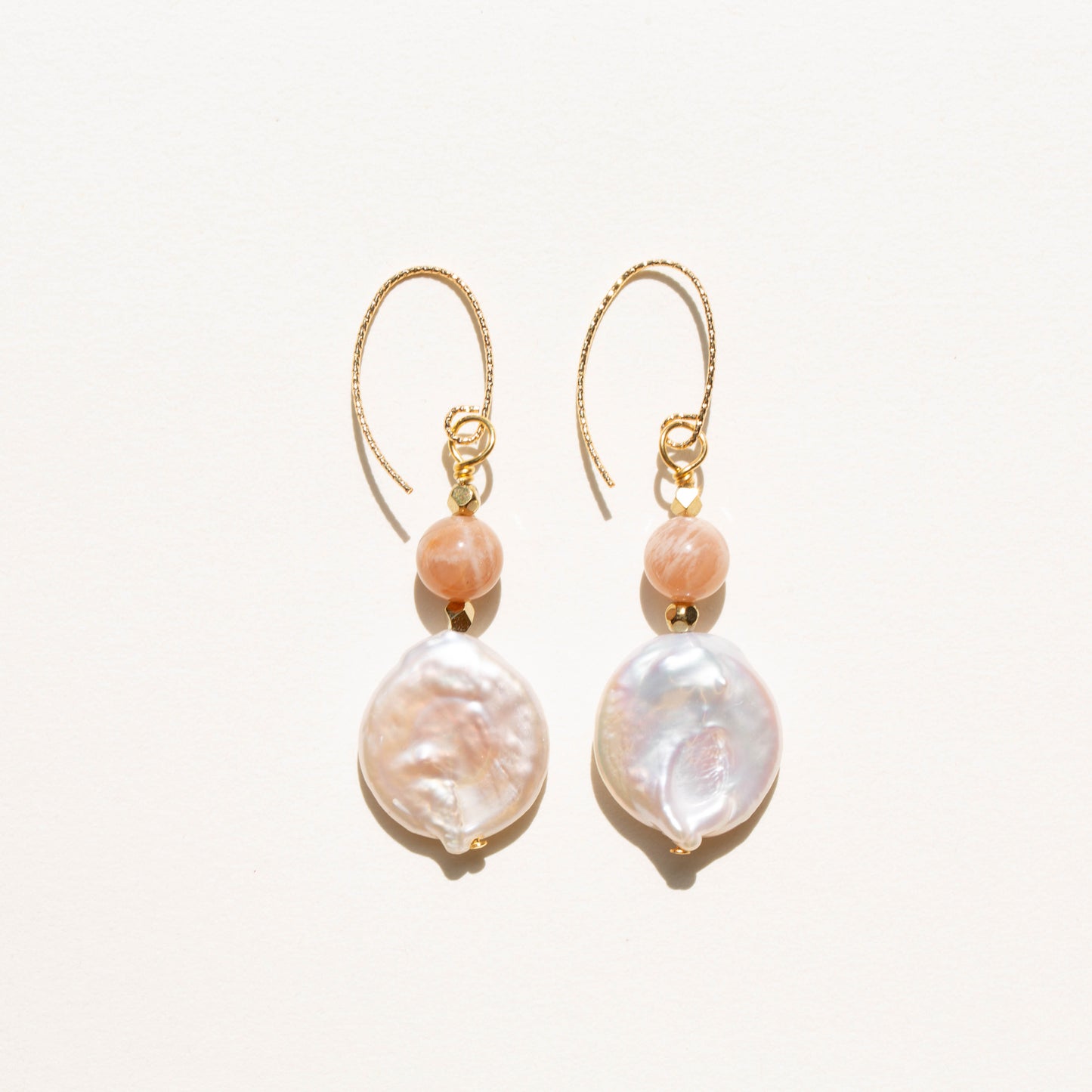 Boucles d'oreilles Perle d'eau douce irrégulière et Pierre de soleil
