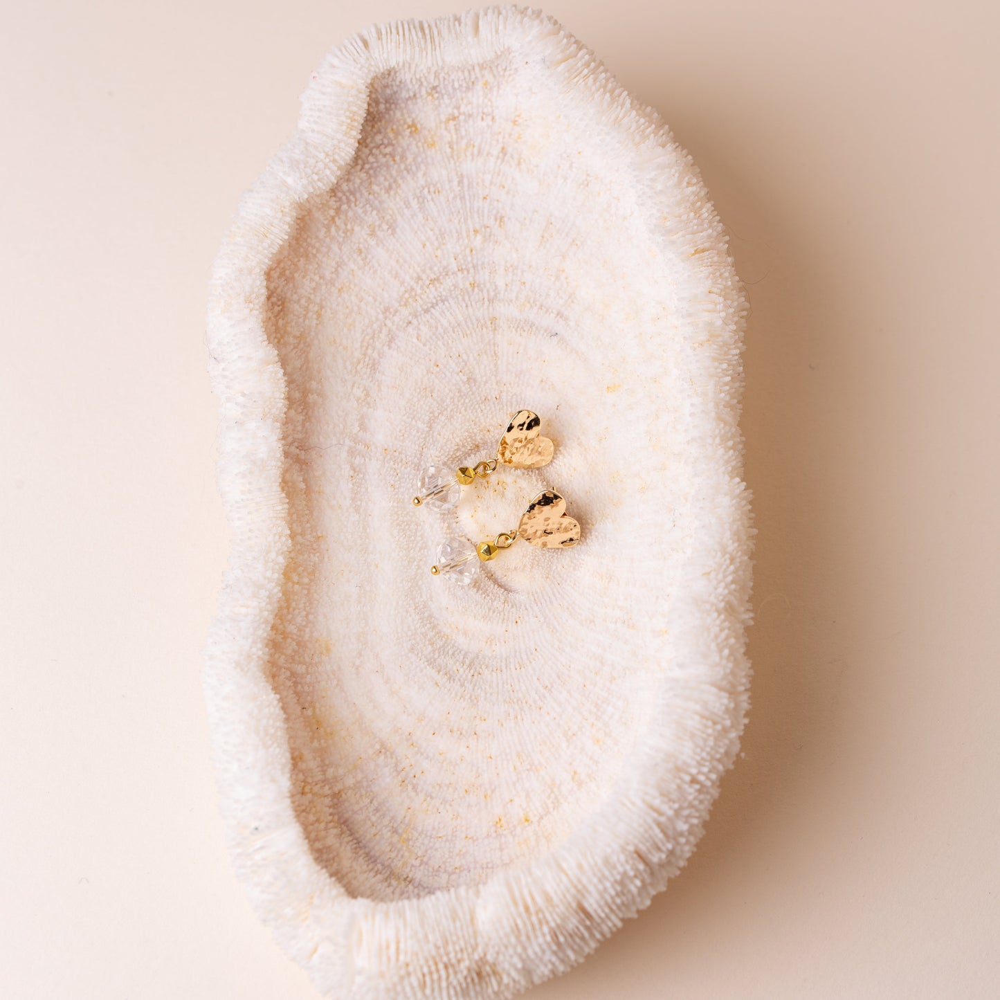 Boucles d'oreilles attache martélée en forme de coeur - Perle en Cristal de Bohème