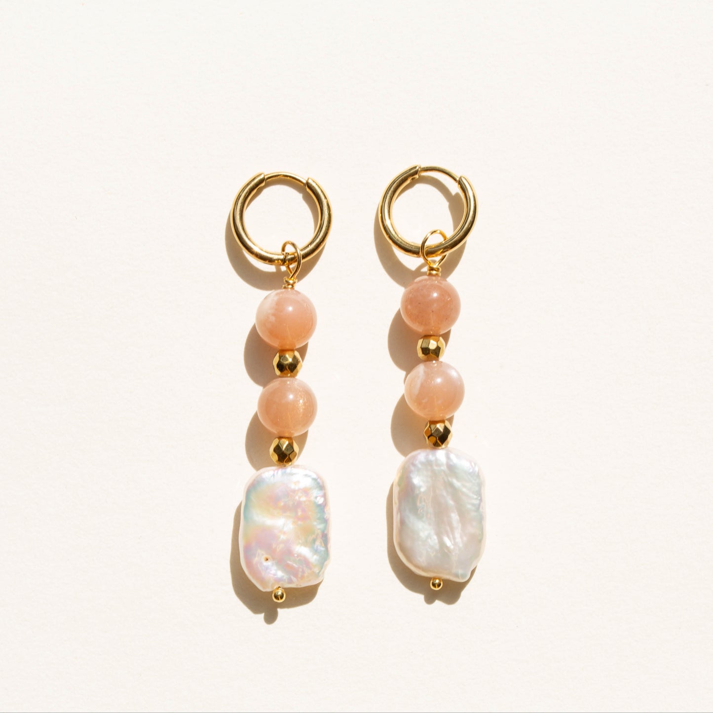 Boucles d'oreilles Perle d'eau douce et Pierre de Soleil