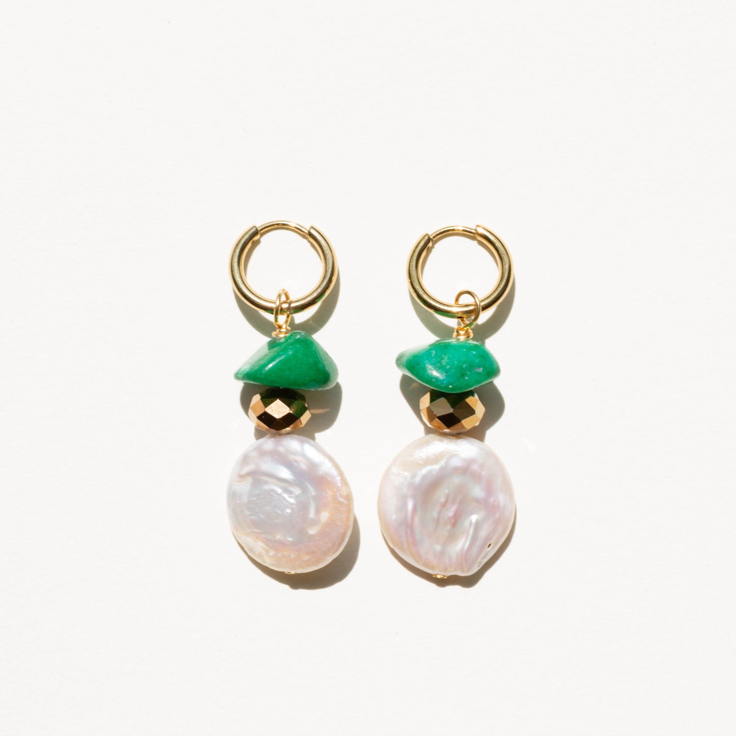 Boucles d'oreilles Perle d'eau douce, Perle de cristal de bohème dorée et Pierre verte