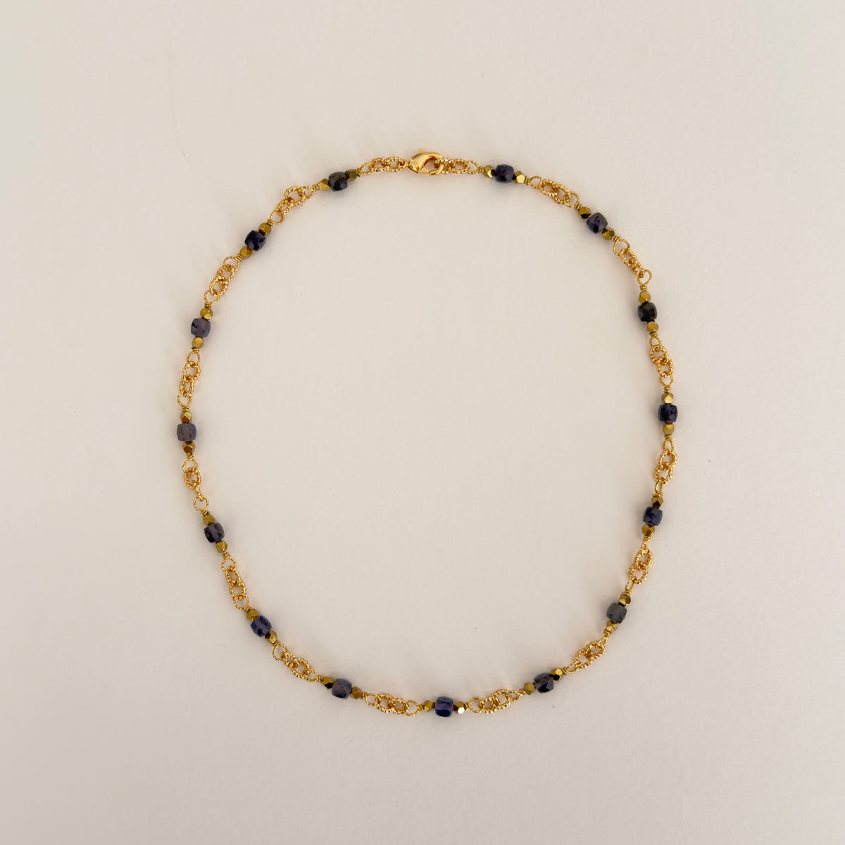 Collier chaîne iolite, perles 4 mm, plaqué or 43 cm — RÉALISE Paris