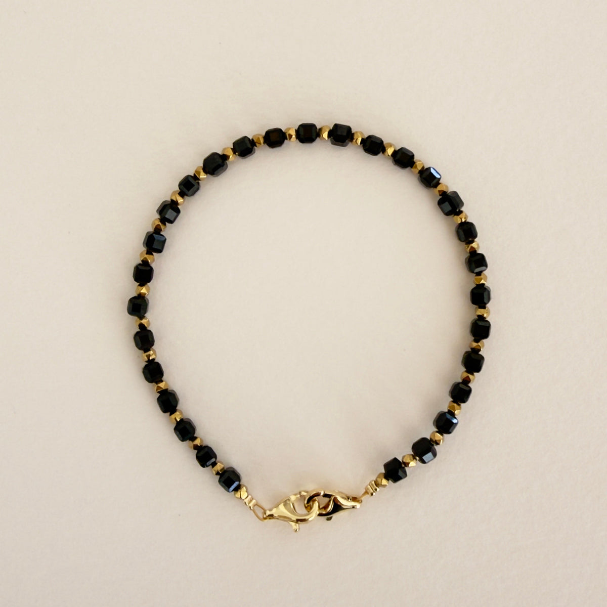 Bracelet onyx, cubes facettés 4 mm & hématite dorée — RÉALISE Paris