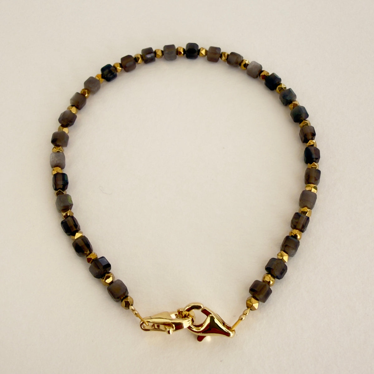Bracelet obsidienne, cubes facettés 4 mm & hématite dorée — RÉALISE Paris