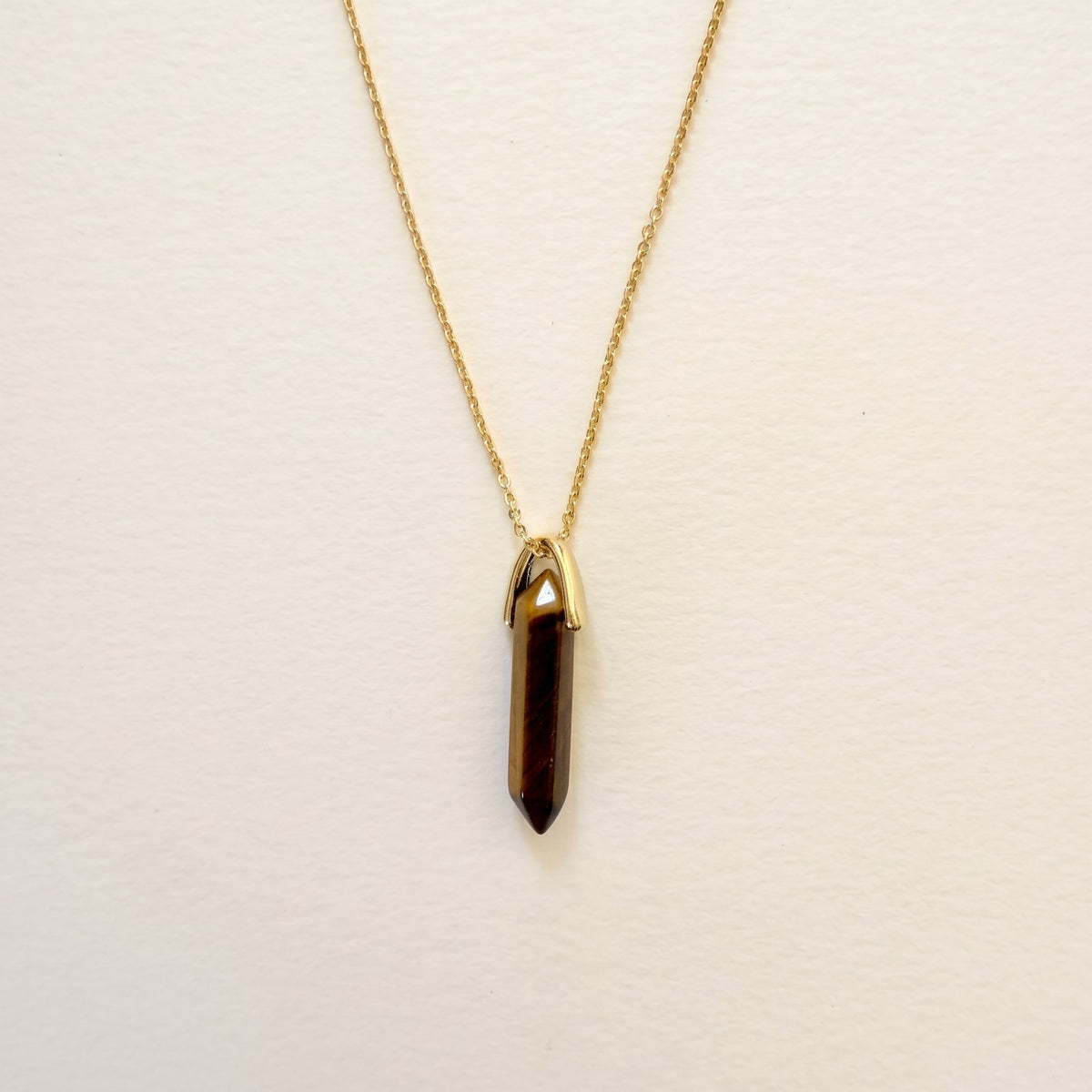 Collier pendentif œil de tigre pointe, chaîne plaquée or — RÉALISE Paris