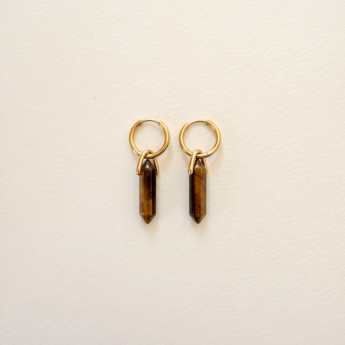 Boucles d'oreilles œil de tigre pointe, anneaux plaqués or — RÉALISE Paris