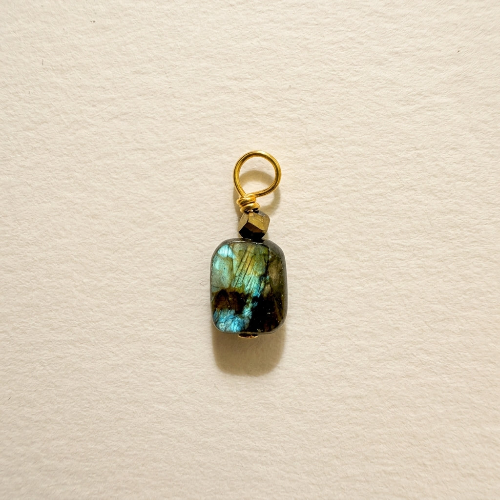 Charm labradorite, rectangle facetté — RÉALISE Paris