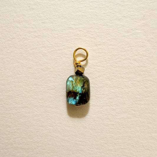 Charm labradorite, rectangle facetté — RÉALISE Paris