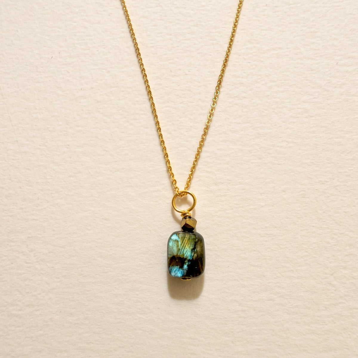 Collier pendentif labradorite rectangle & hématite dorée, chaîne plaquée or — RÉALISE Paris