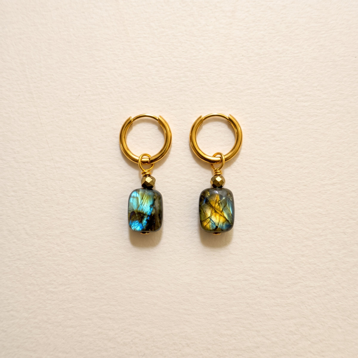 Boucles d'oreilles labradorite rectangle, anneaux plaqués or — RÉALISE Paris
