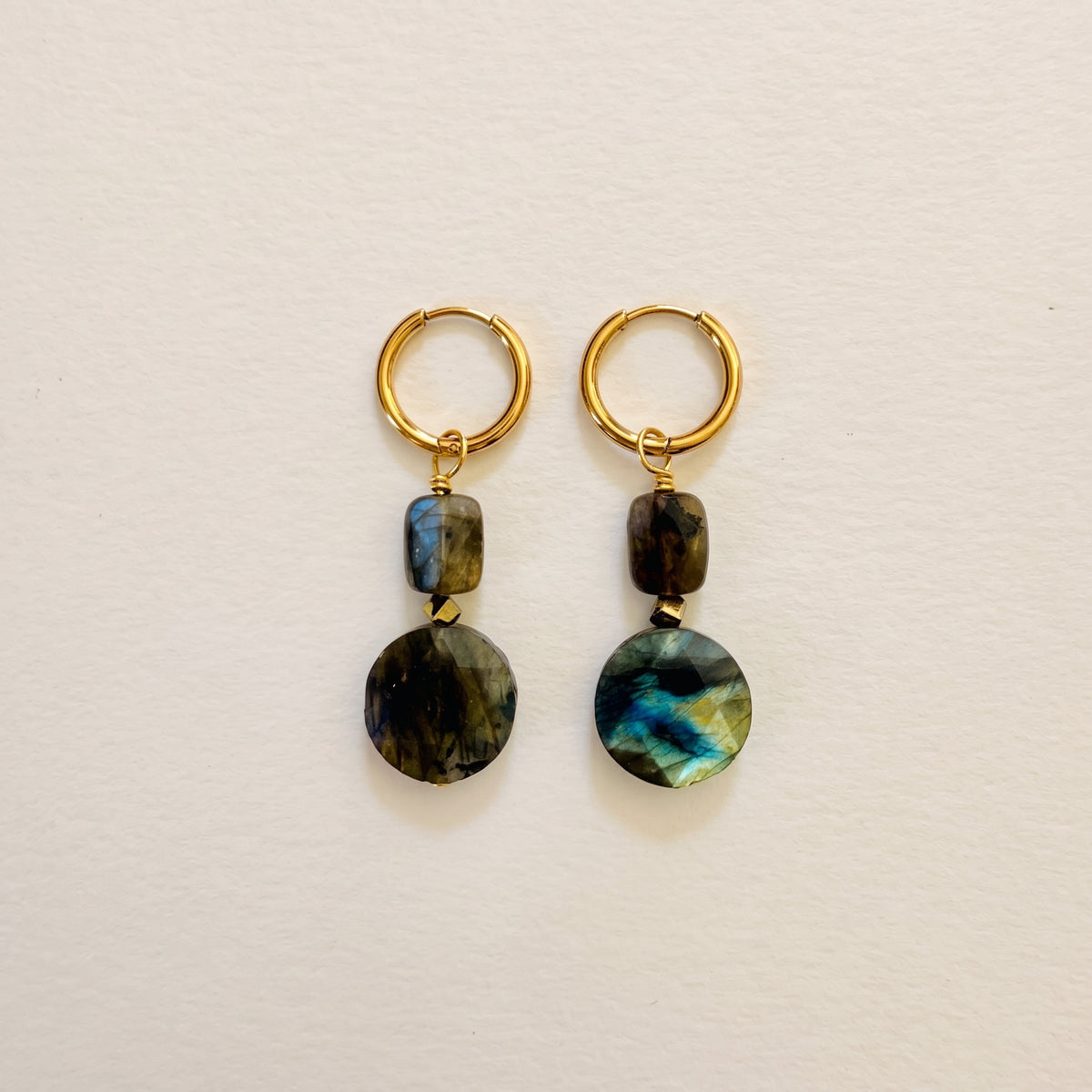 Boucles d'oreilles labradorite double ronde plate & rectangle, anneaux plaqués or — RÉALISE Paris