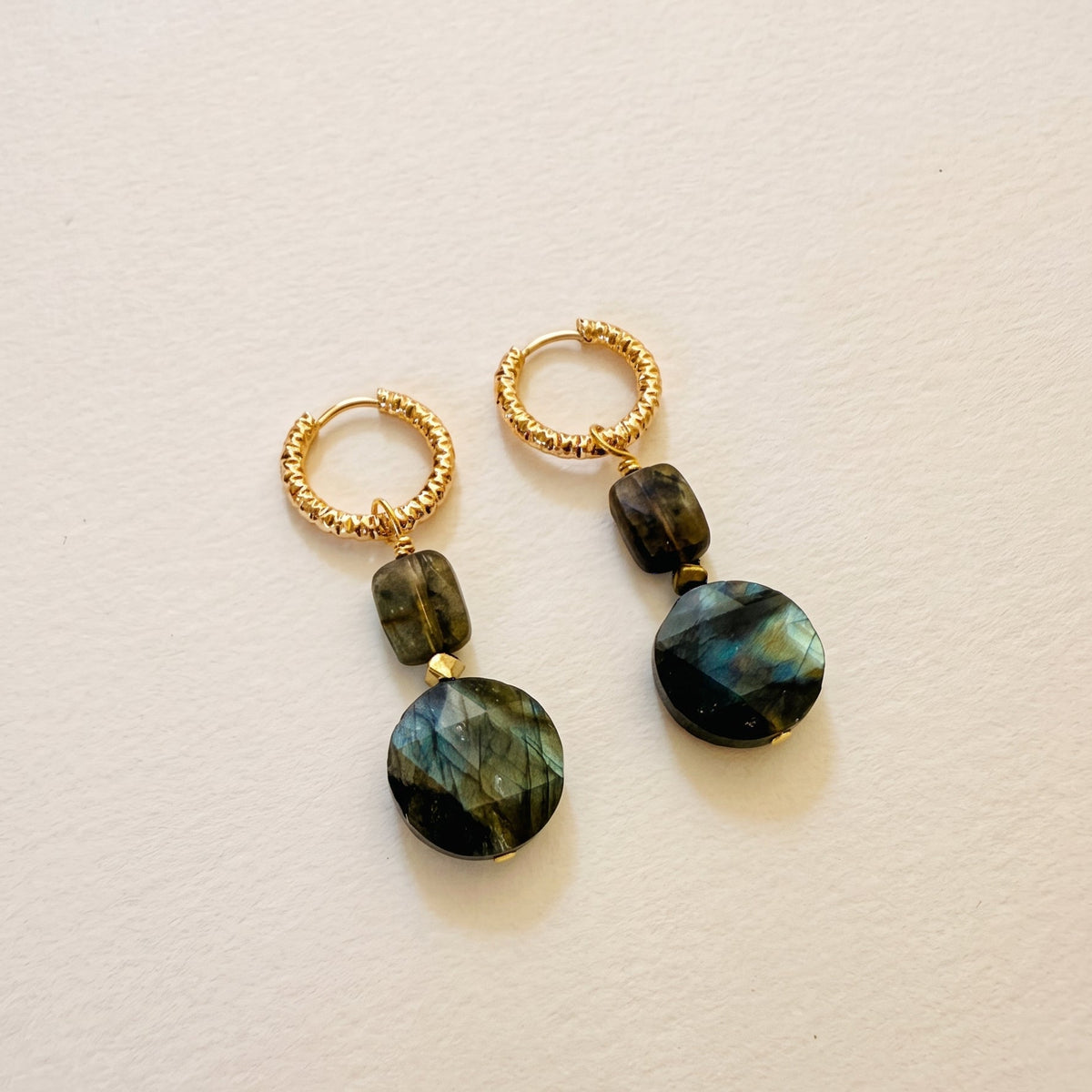 Boucles d'oreilles labradorite double ronde plate & rectangle, anneaux ciselés — RÉALISE Paris