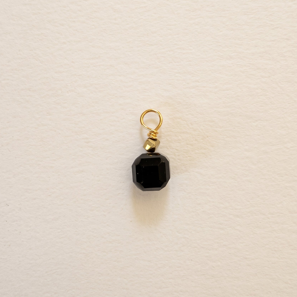 Charm onyx, cube facetté — RÉALISE Paris