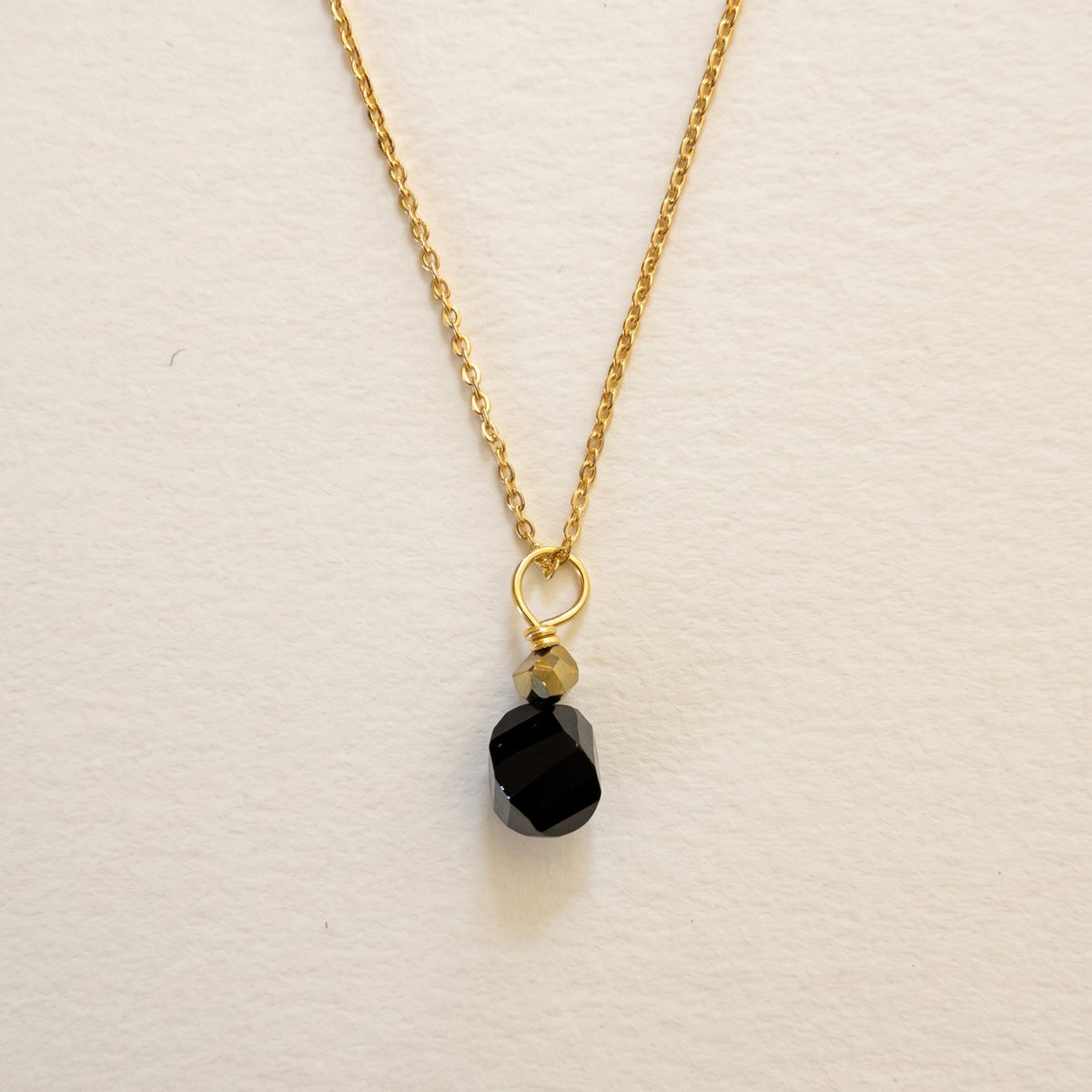 Collier pendentif onyx ronde facettée & hématite dorée, chaîne plaquée or — RÉALISE Paris