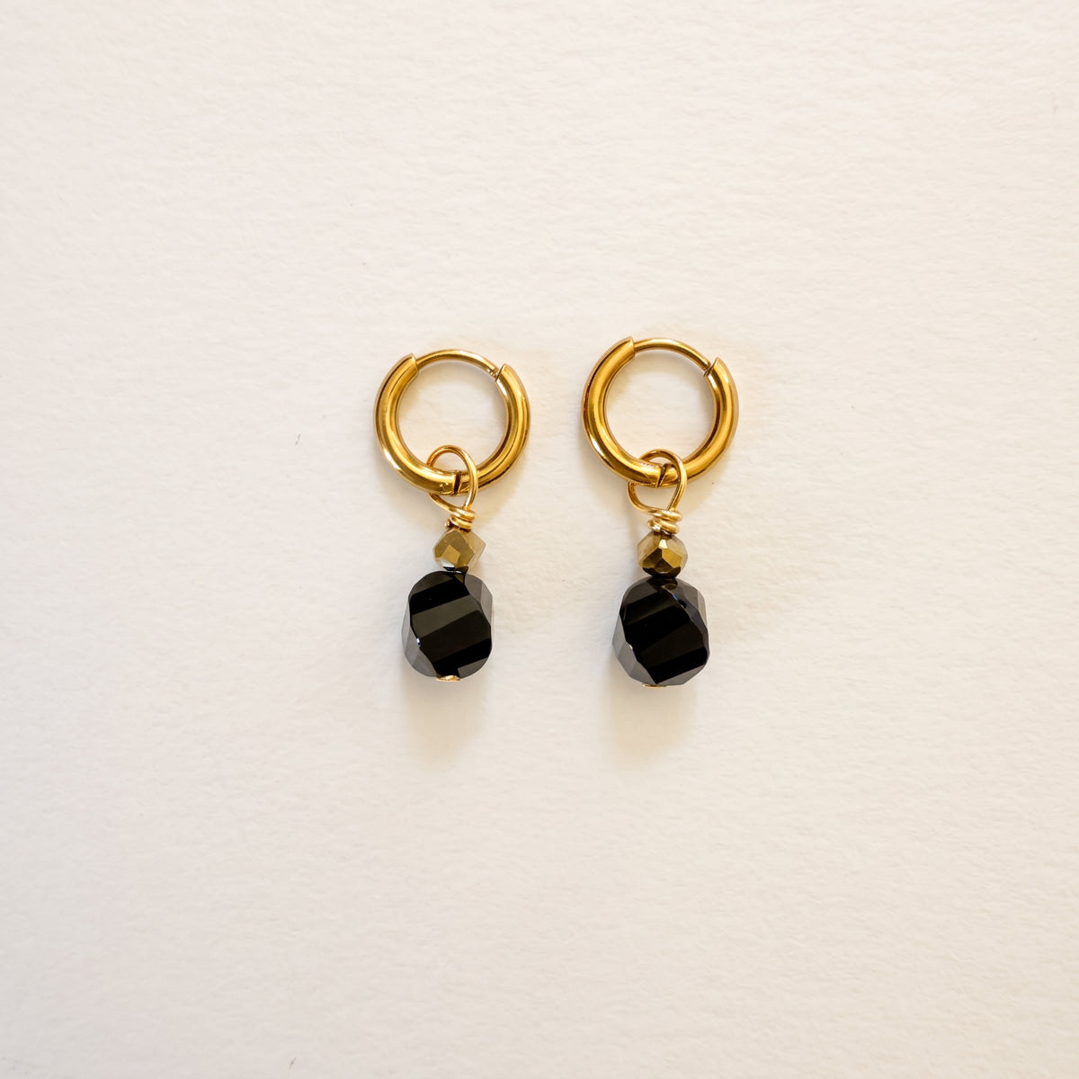 Boucles d'oreilles onyx ronde facettée, anneaux plaqués or — RÉALISE Paris