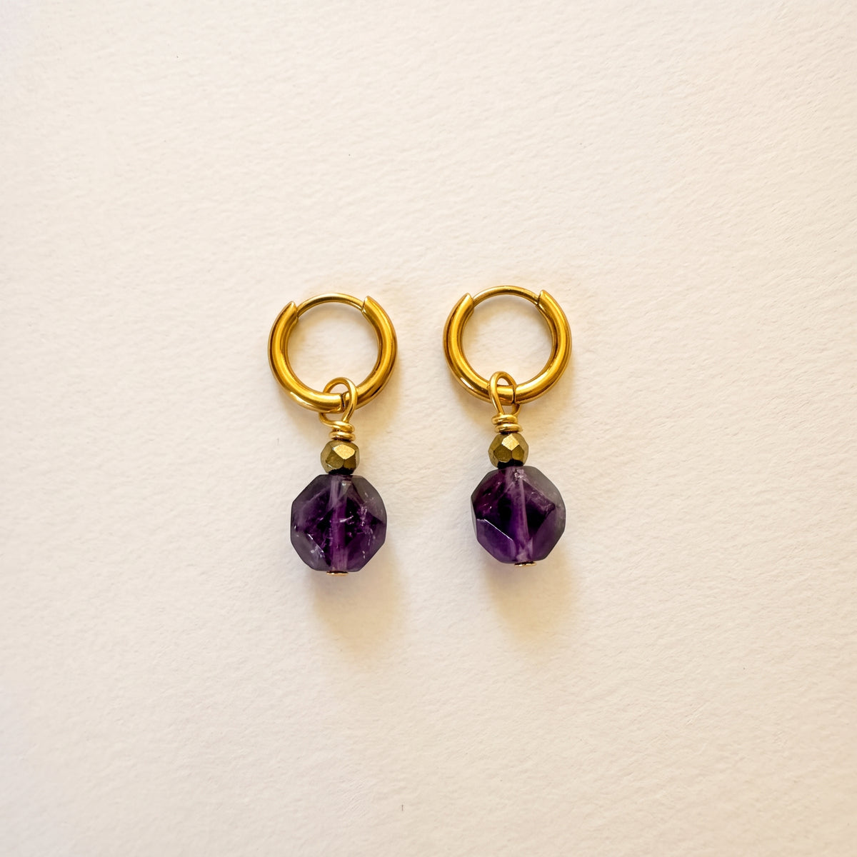 Boucles d'oreilles améthyste ronde facettée, anneaux plaqués or — RÉALISE Paris
