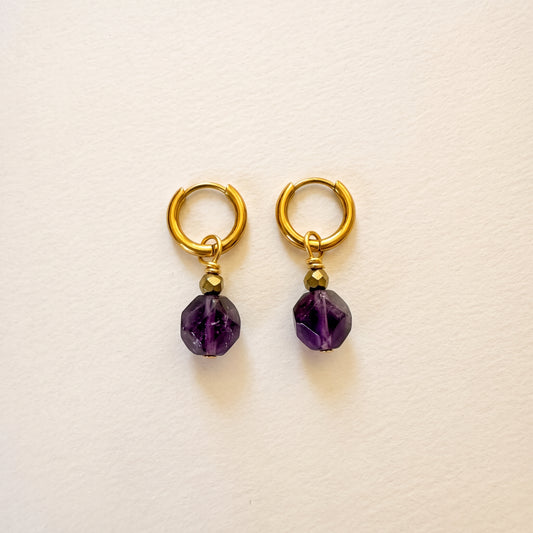 Boucles d'oreilles améthyste ronde facettée, anneaux plaqués or — RÉALISE Paris