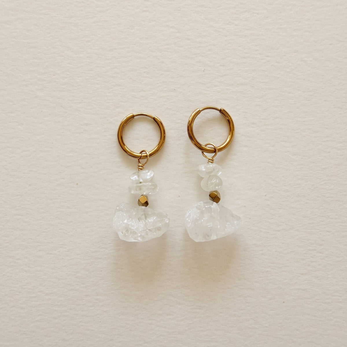 Boucles d'oreilles cristal de roche brut & hématite dorée, anneaux plaqués or — RÉALISE Paris