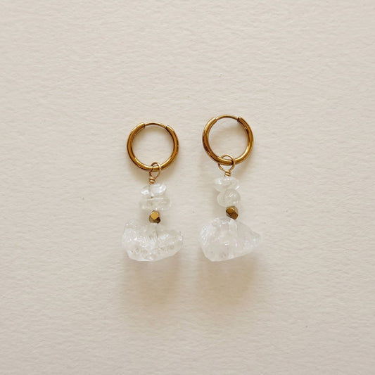 Boucles d'oreilles cristal de roche brut & hématite dorée, anneaux plaqués or — RÉALISE Paris