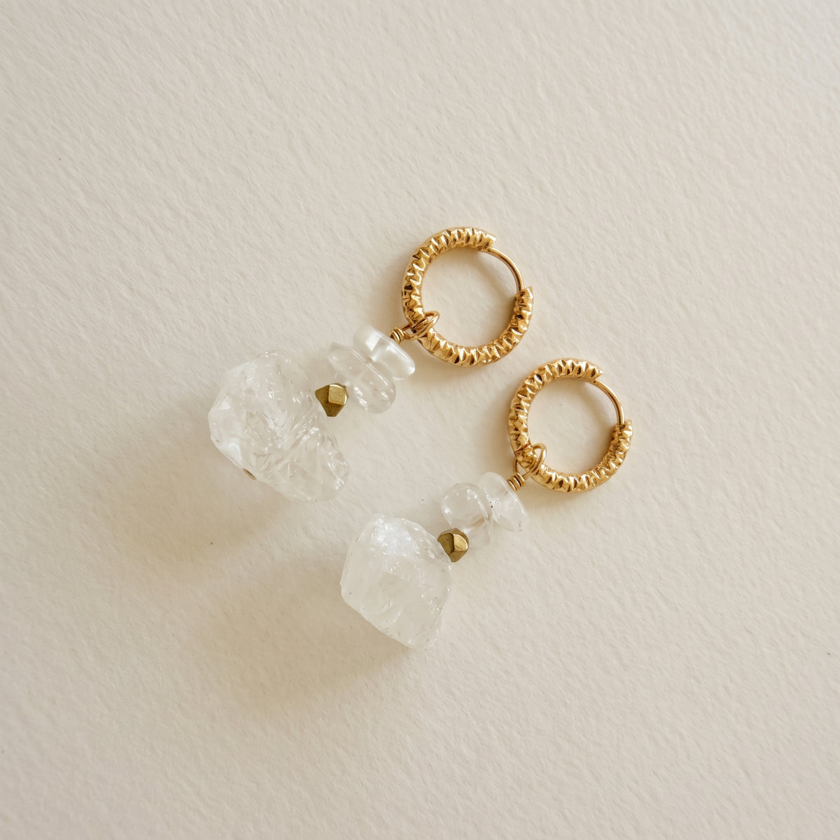 Boucles d'oreilles cristal de roche brut & hématite dorée, anneaux ciselés — RÉALISE Paris