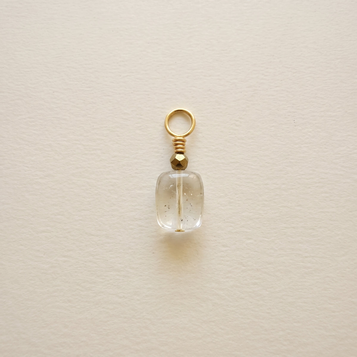 Charm cristal de roche, rectangle facetté — RÉALISE Paris