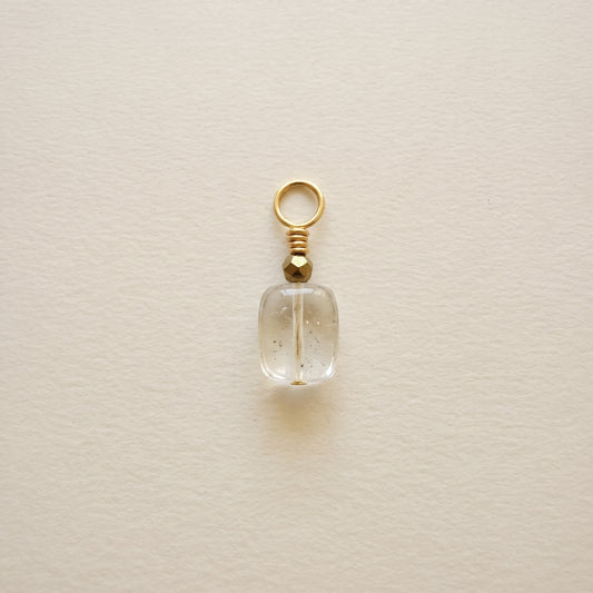 Charm cristal de roche, rectangle facetté — RÉALISE Paris