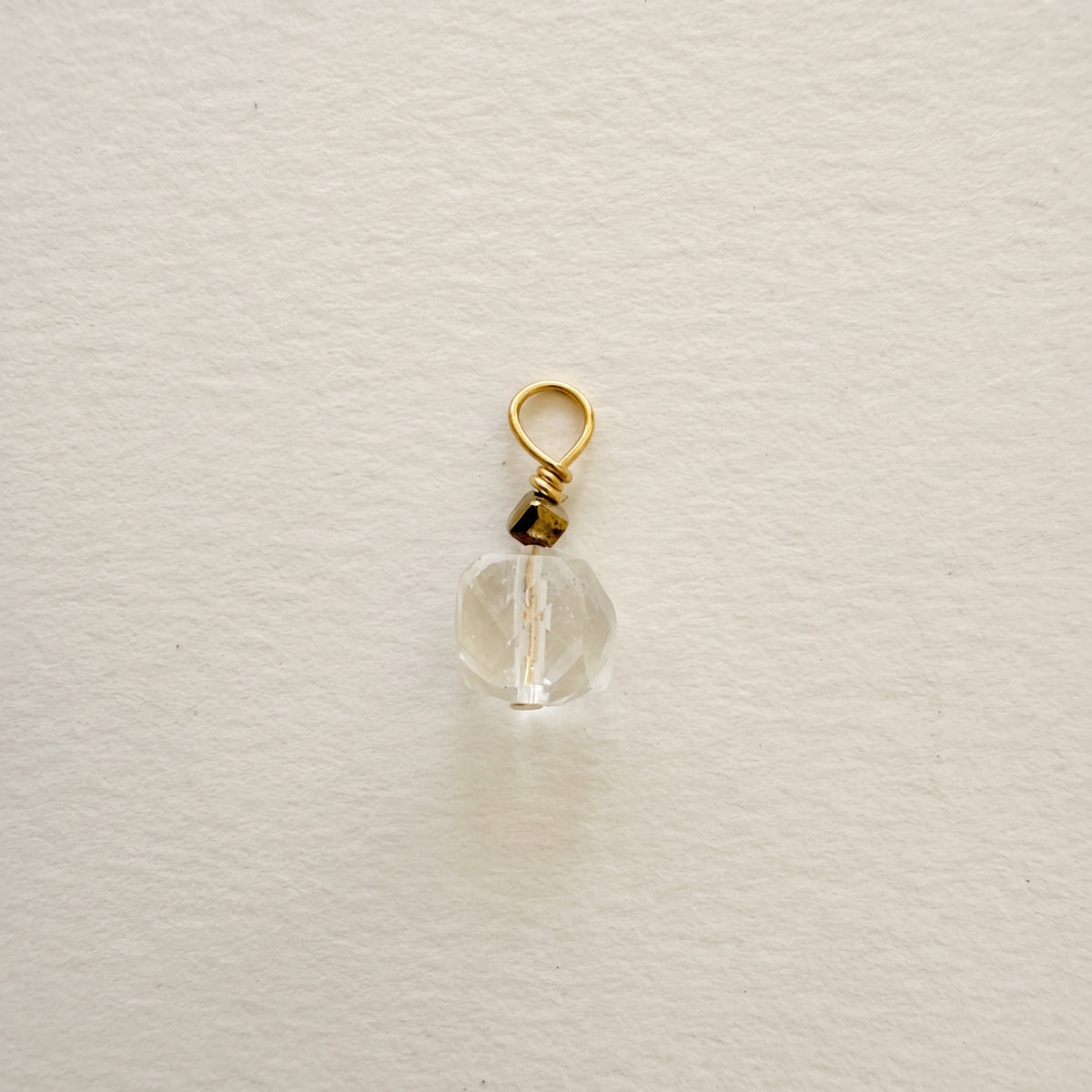 Charm cristal de roche, ronde facettée — RÉALISE Paris
