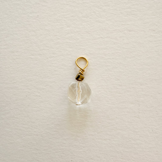 Charm cristal de roche, ronde facettée — RÉALISE Paris