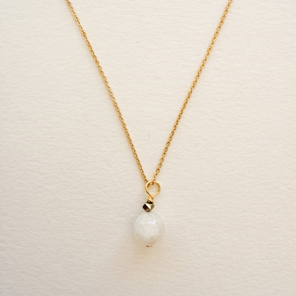 Collier pendentif pierre de lune petite ronde facettée & hématite dorée, chaîne plaquée or — RÉALISE Paris