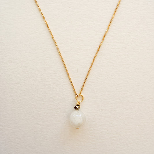 Collier pendentif pierre de lune petite ronde facettée & hématite dorée, chaîne plaquée or — RÉALISE Paris