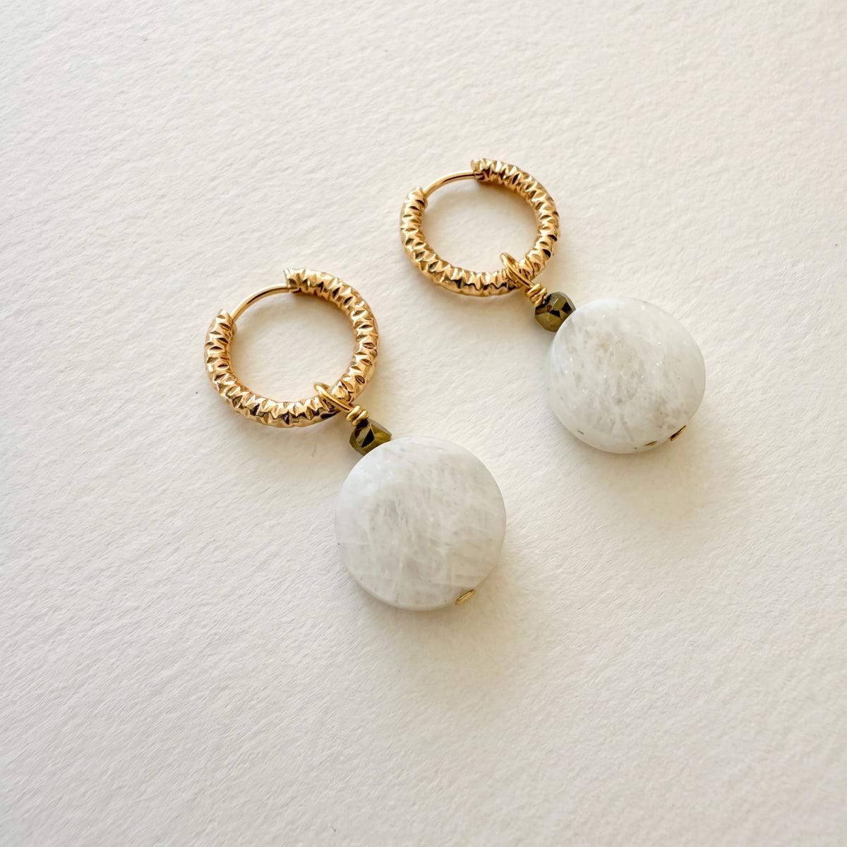Boucles d'oreilles pierre de lune grande ronde plate, anneaux ciselés — RÉALISE Paris