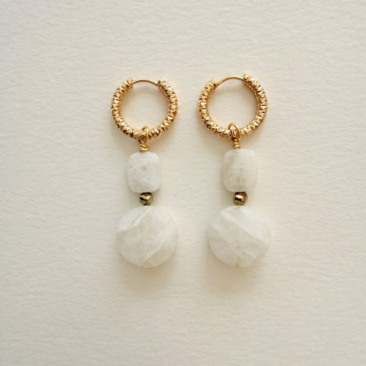 Boucles d'oreilles pierre de lune double ronde plate & rectangle, anneaux ciselés — RÉALISE Paris