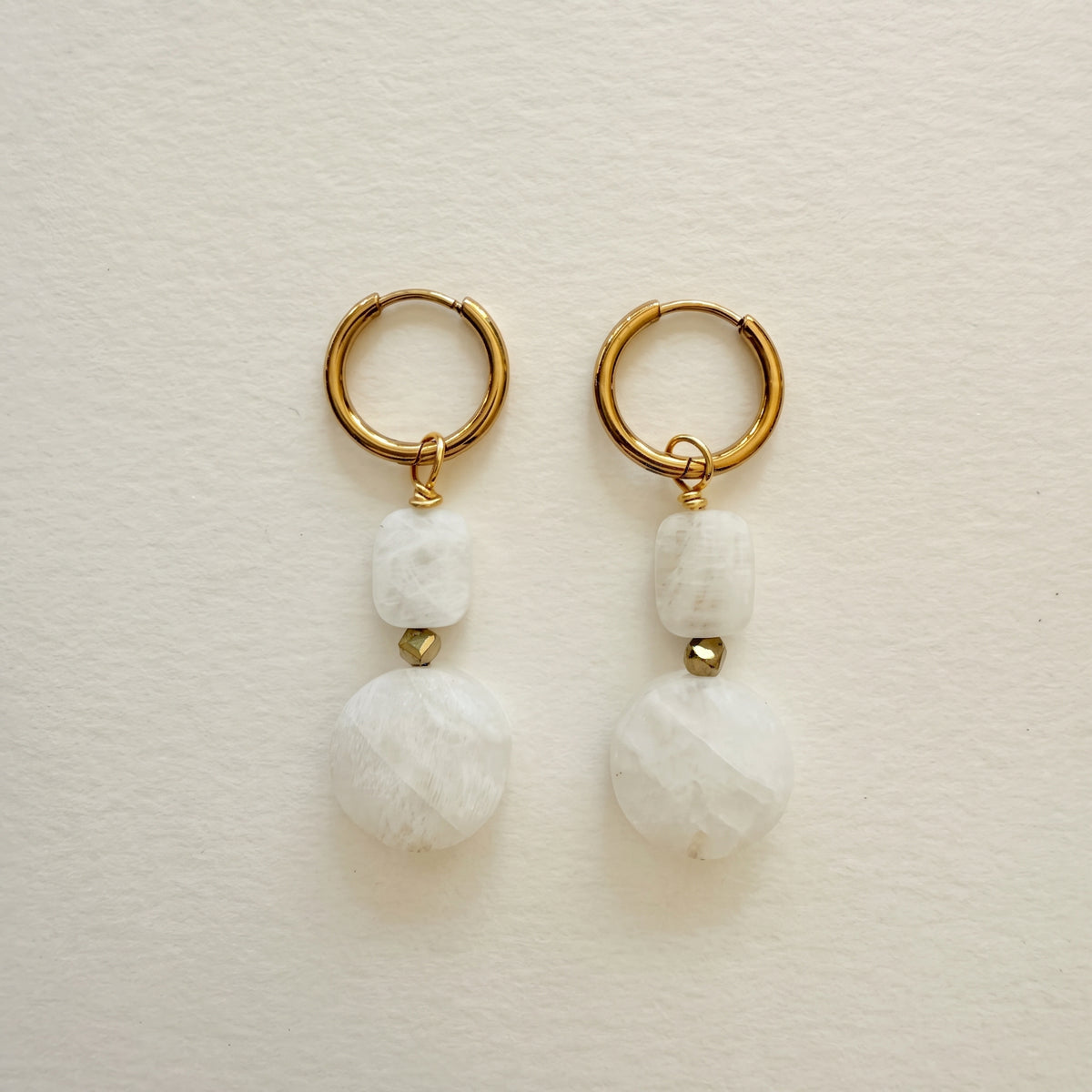 Boucles d'oreilles pierre de lune double ronde plate & rectangle, anneaux plaqués or — RÉALISE Paris