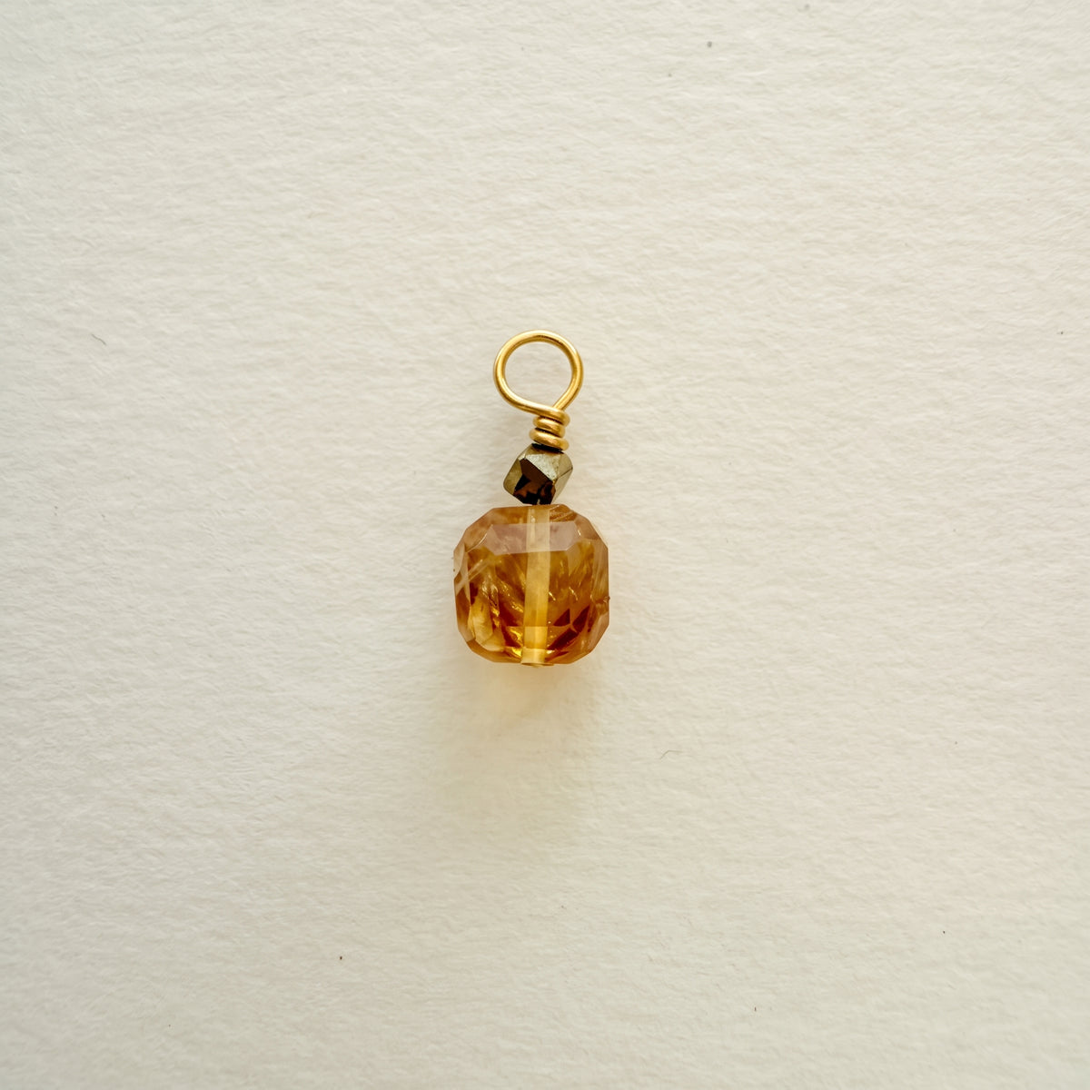 Charm citrine, cube facetté — RÉALISE Paris