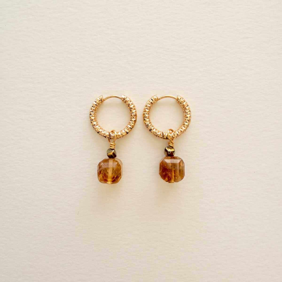 Boucles d'oreilles citrine cube facetté, anneaux ciselés — RÉALISE Paris