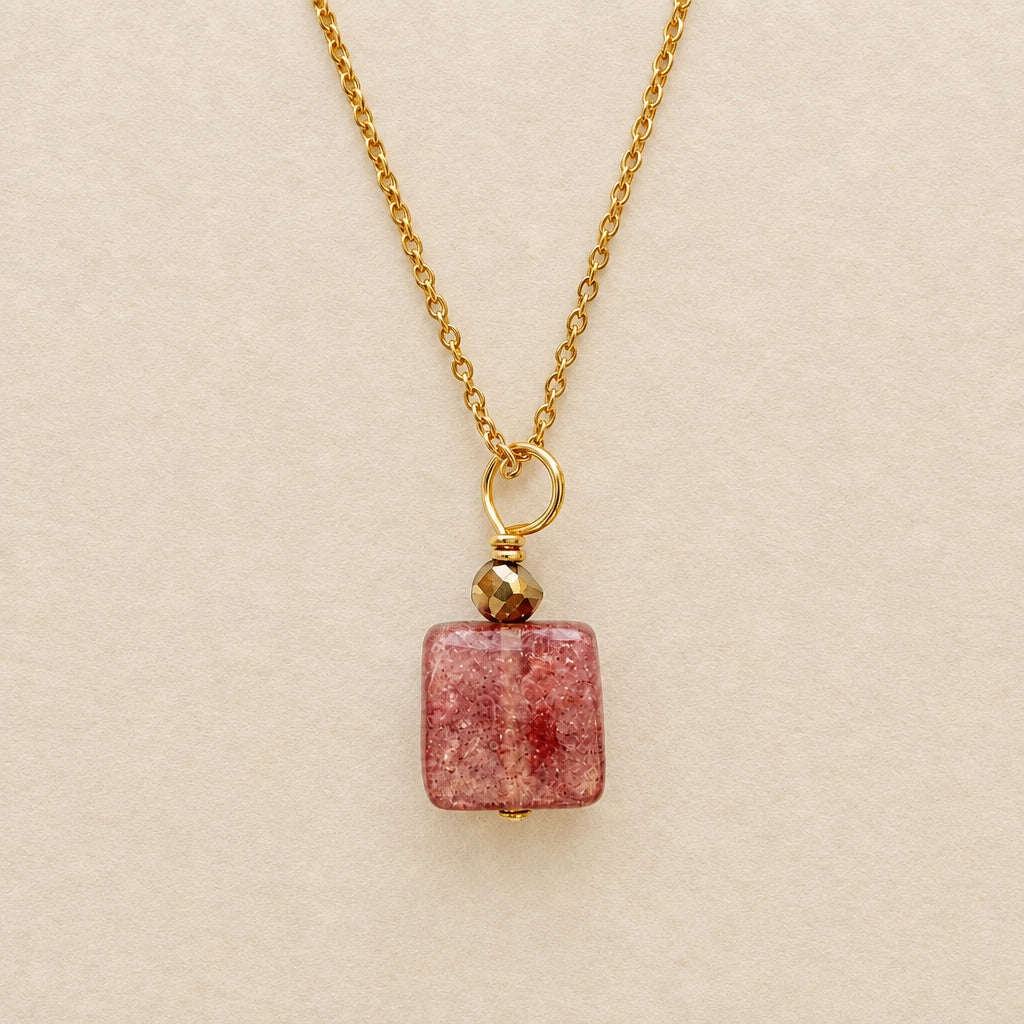 Collier pendentif quartz fraise carré plat & hématite dorée, chaîne plaquée or — RÉALISE Paris