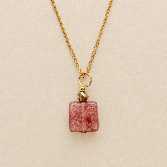 Collier pendentif quartz fraise carré plat & hématite dorée, chaîne plaquée or — RÉALISE Paris
