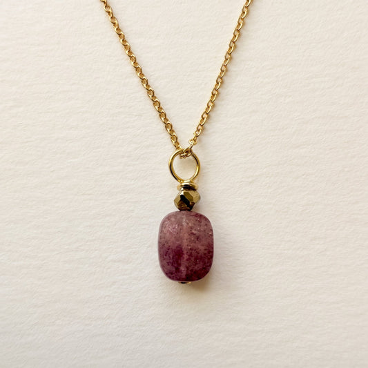 Collier pendentif quartz fraise rectangle & hématite dorée, chaîne plaquée or — RÉALISE Paris
