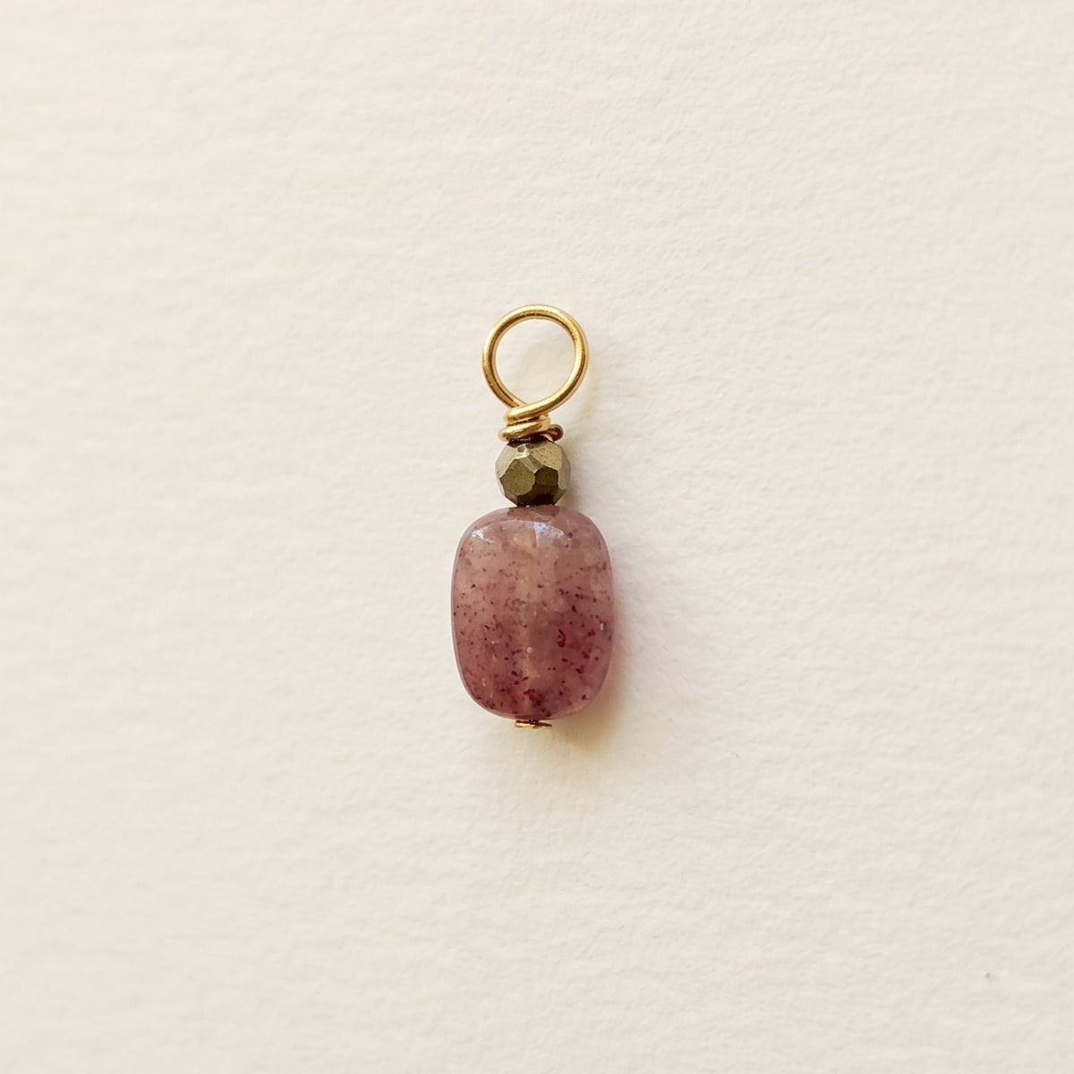 Charm quartz fraise, rectangle facetté — RÉALISE Paris