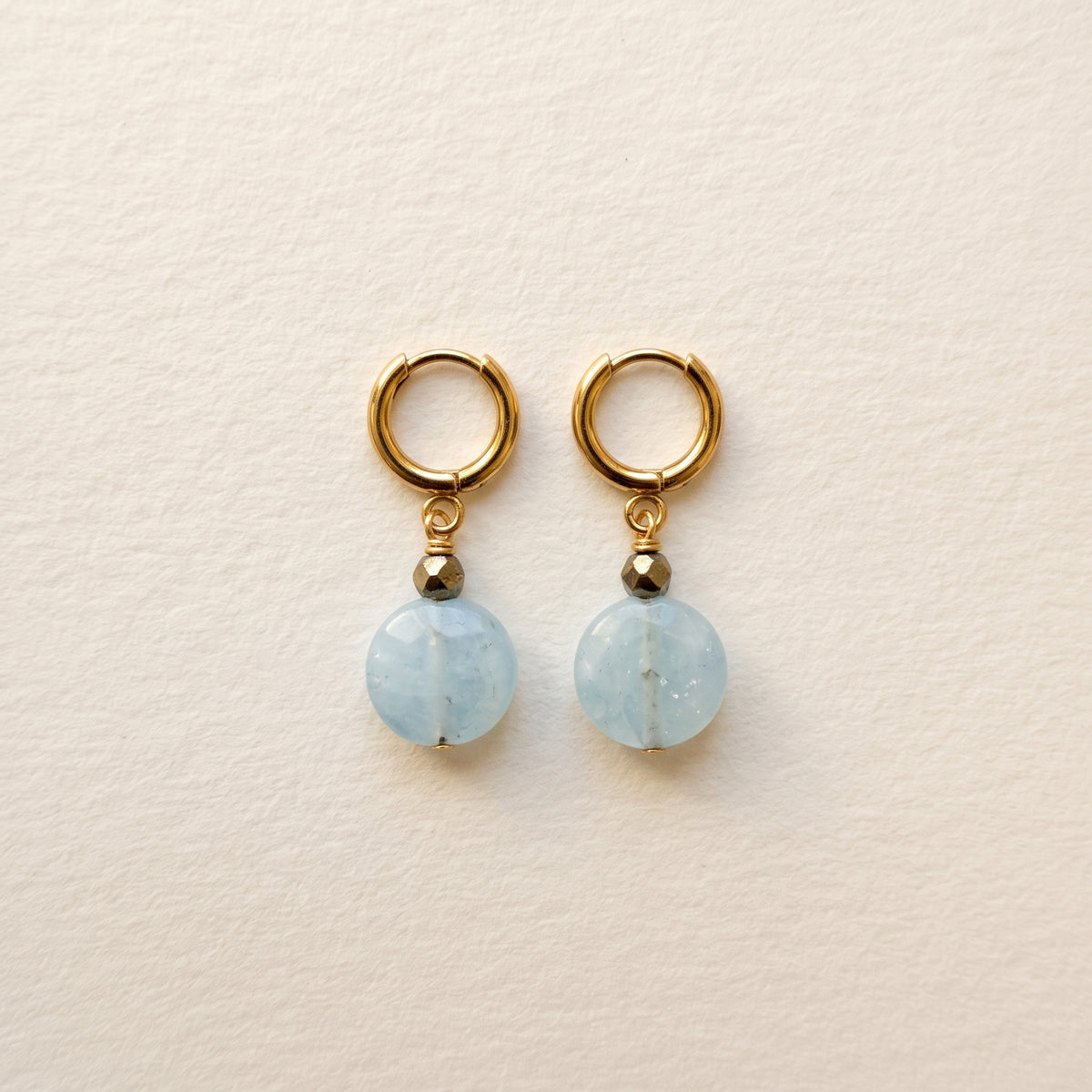 Boucles d'oreilles aigue-marine petite ronde plate — anneaux plaqués or
