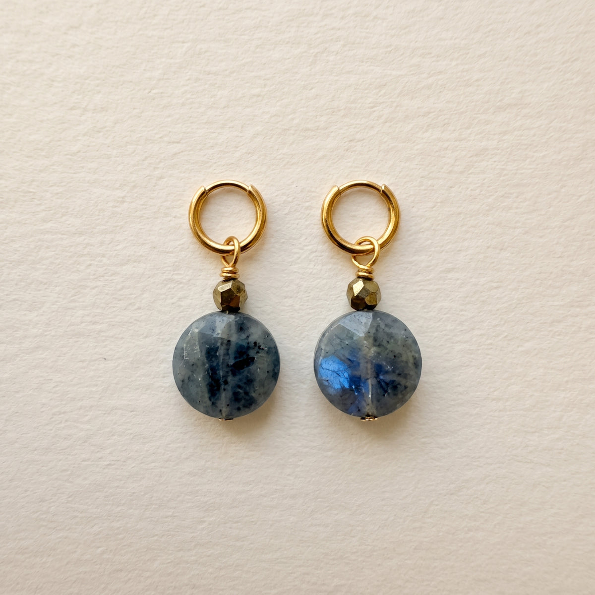 Boucles d'oreilles labradorite petite ronde plate — anneaux plaqués or