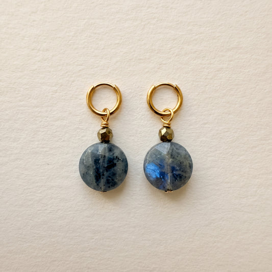 Boucles d'oreilles labradorite petite ronde plate — anneaux plaqués or