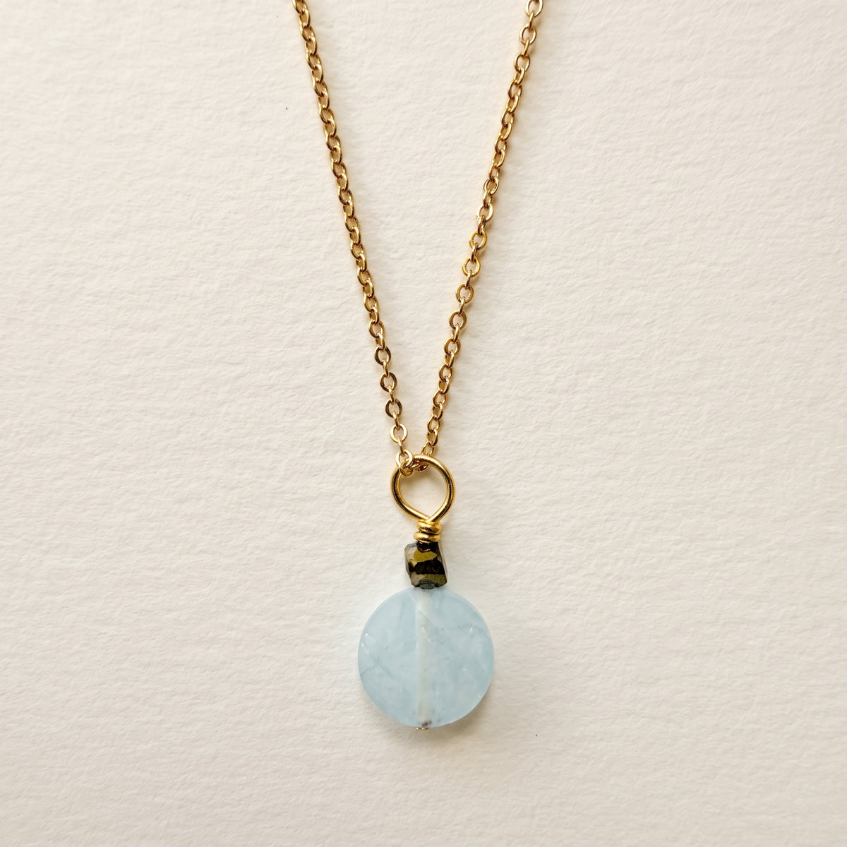 Collier pendentif aigue-marine petite ronde plate & hématite dorée — chaîne plaquée or