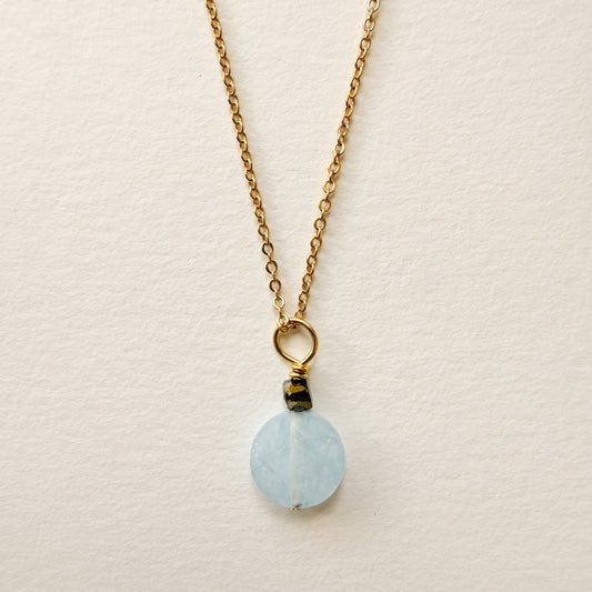 Collier pendentif aigue-marine petite ronde plate & hématite dorée — chaîne plaquée or