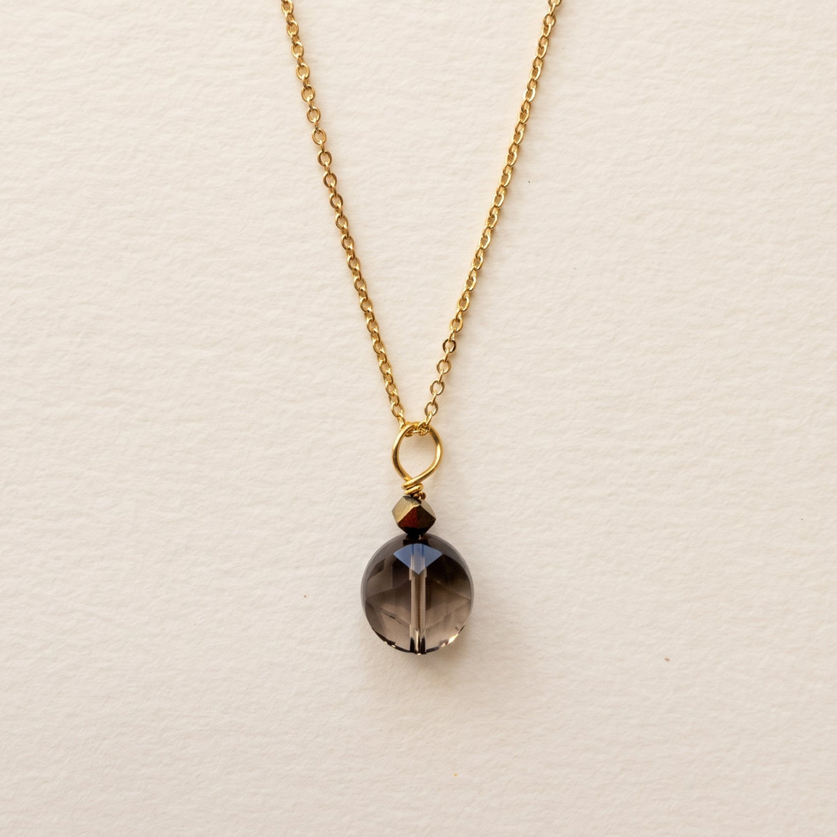 Collier pendentif quartz fumé petite ronde plate & hématite dorée — chaîne plaquée or