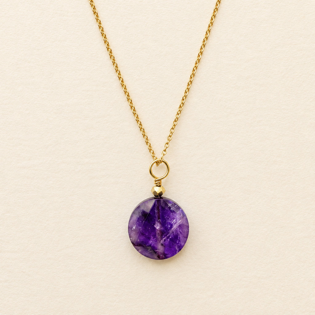 Collar con colgante de amatista grande, redonda y plana, y hematita dorada — cadena bañada en oro