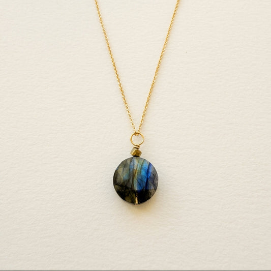 Collier pendentif labradorite petite ronde plate & hématite dorée — chaîne plaquée or