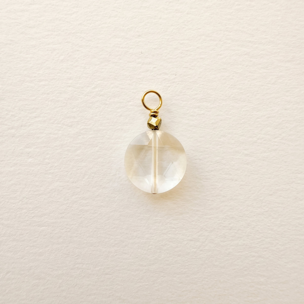Charm de cristal de roca — piedra redonda tallada